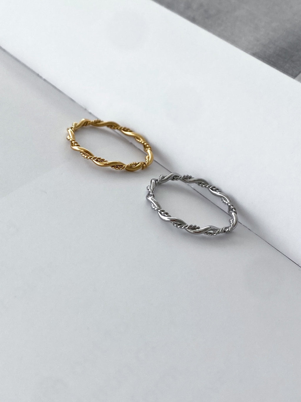 Leaf twist thin ring