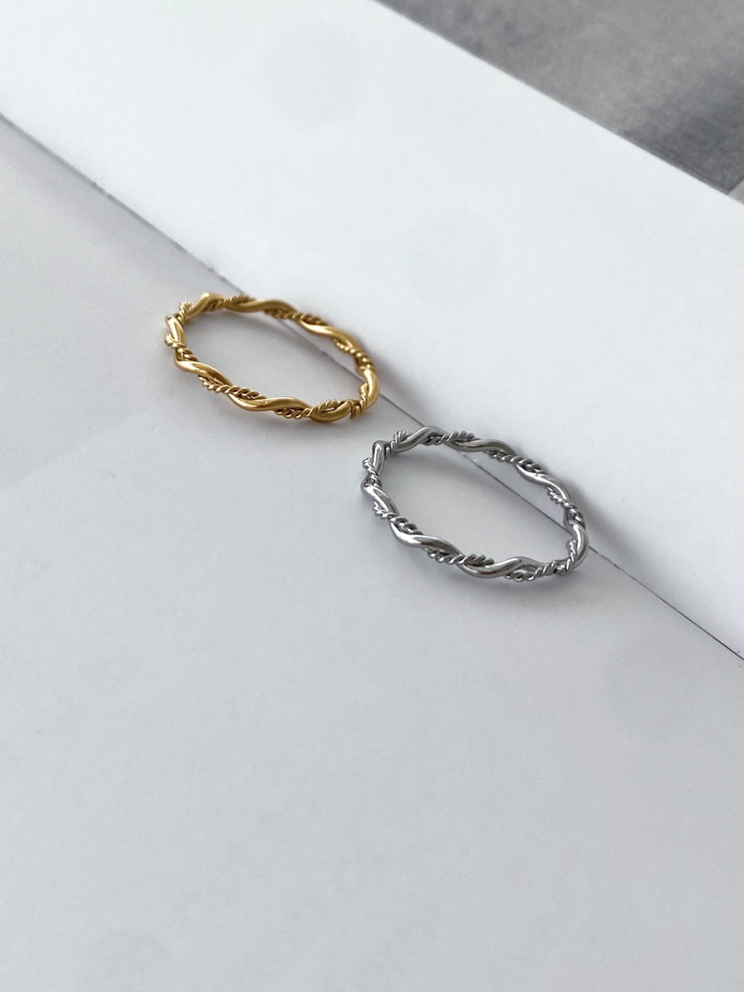 Leaf twist thin ring