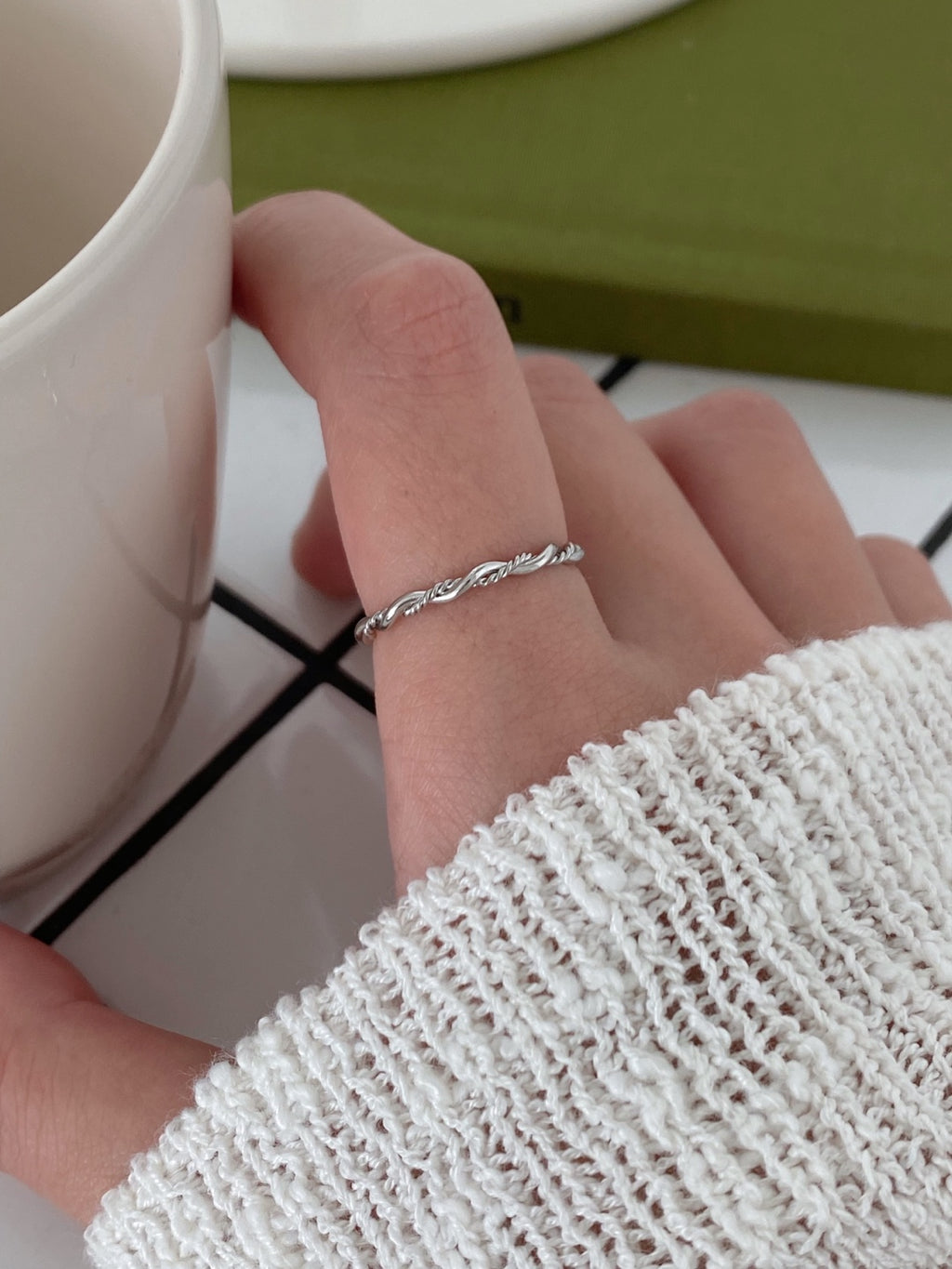 Leaf twist thin ring