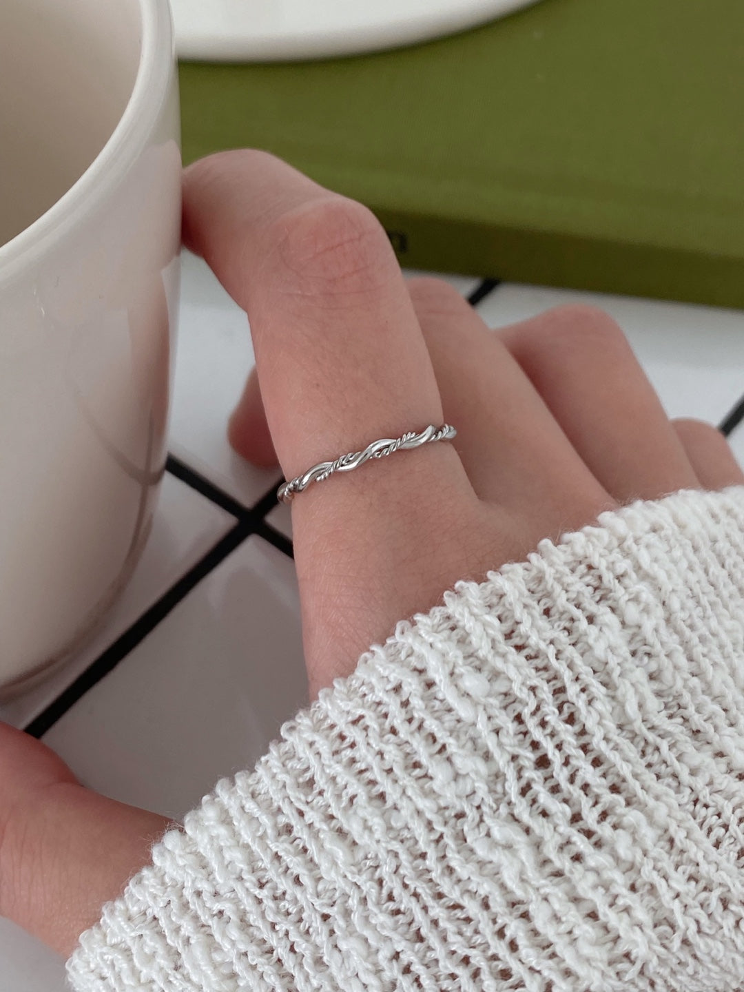 Leaf twist thin ring