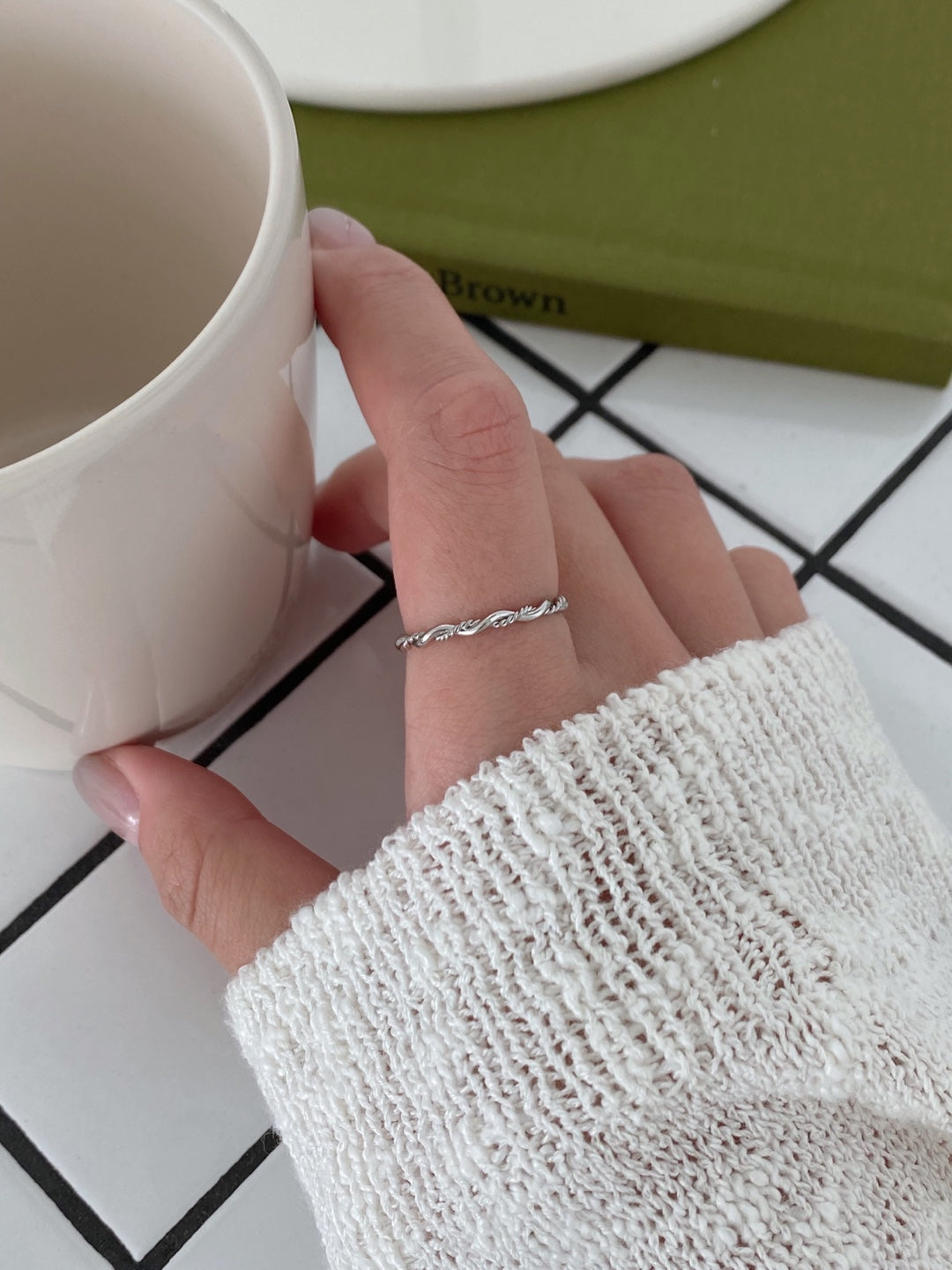 Leaf twist thin ring